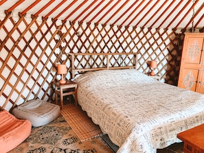 Tente Standard, plusieurs lits, vue jardin 5 | Individually decorated, individually furnished, desk, iron/ironing board