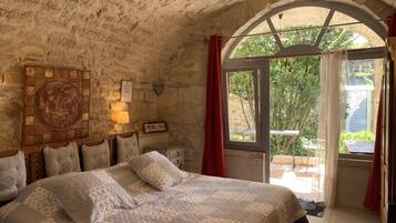 Studio phong cách cổ điển, 1 phòng ngủ, quang cảnh vườn | Trang trí khác biệt, trang bị nội thất với thiết kế riêng biệt, bàn