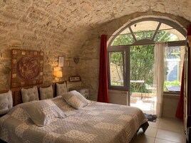 Estudio clásico, 1 habitación, vistas al jardín | Decoración individual, mobiliario individual, escritorio