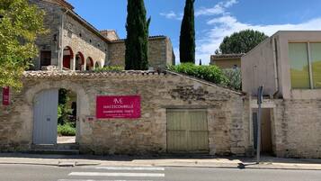 A stone building with a sign reading "MAS ESCAMBLES D'HOUSSES TOUTES."