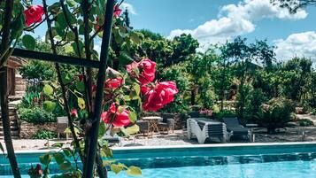Una piscina al aire libre de temporada