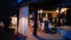 Khu ẩm thực ngoài trời