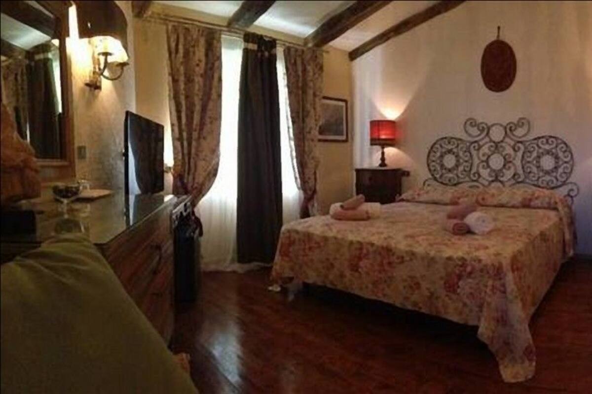 Superior Double Room | Soundproofing, free WiFi, bed sheets