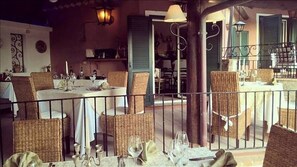 รับประทานอาหารกลางแจ้ง