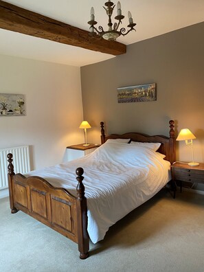 Escritorio, cortinas blackout, cunas gratuitas y wifi gratis