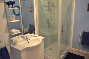 Twin Room (Bleu) | Bathroom shower