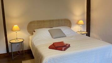 Tweepersoonskamer | Een bureau, verduisterende gordijnen, gratis babybedden, gratis wifi