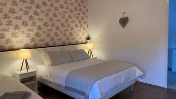 Chambre avec lits jumeaux (Rose) | Bureau, rideaux occultants, lits bébé (gratuits), Wi-Fi gratuit