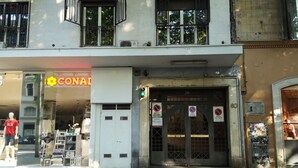 A building with a storefront labeled "CONAI" and a closed entrance with a no parking sign. - Bed and Breakfast New Morning (Rome)