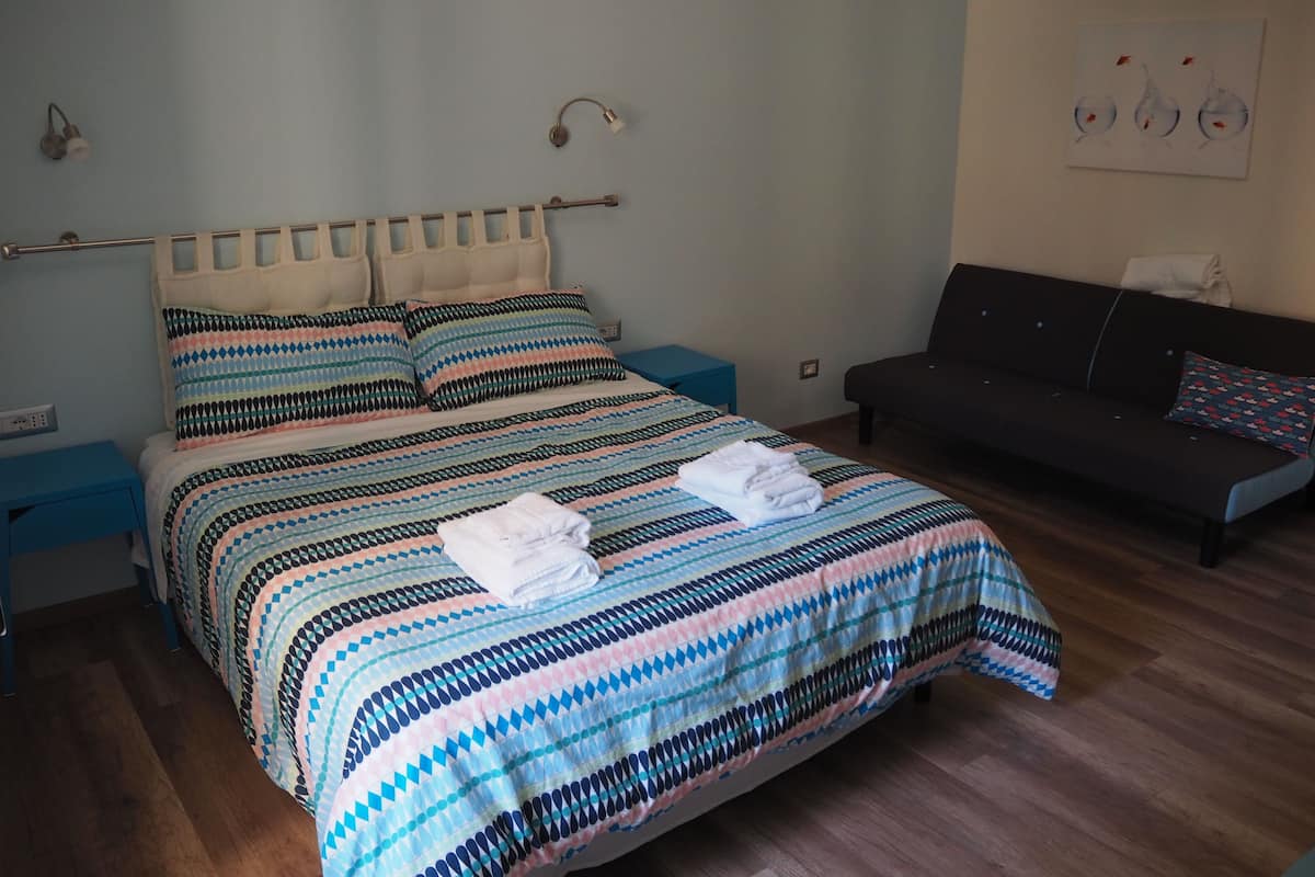 Habitación triple Deluxe | Escritorio, tabla de planchar con plancha, wifi gratis y ropa de cama