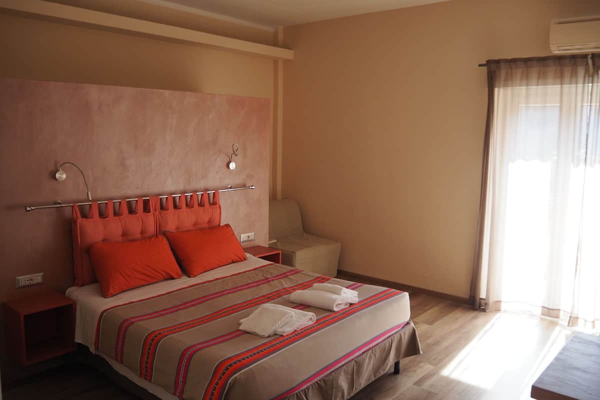 Escritorio, tabla de planchar con plancha, wifi gratis y ropa de cama