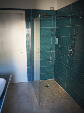 Deluxe Triple Room | Bathroom | Shower, free toiletries, hair dryer, towels - Bed and Breakfast New Morning (Rome)