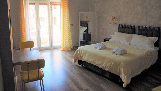 A hotel room with a bed, a desk, a chair, and a wardrobe. - Bed and Breakfast New Morning (Rome)