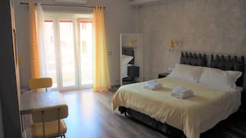 Escritorio, tabla de planchar con plancha, wifi gratis y ropa de cama