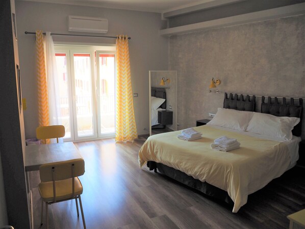 Deluxe Double Room, Non Smoking, Balcony | Desk, iron/ironing board, free WiFi, bed sheets - Bed and Breakfast New Morning (Rome)
