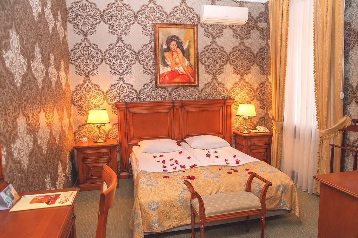 Luxury Room, 1 Double Bed | Iron/ironing board, free WiFi, bed sheets