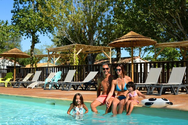 Piscina externa sazonal, funciona das 10h às 19h, guarda-sóis