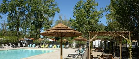 Piscine extérieure (ouverte en saison), parasols de plage