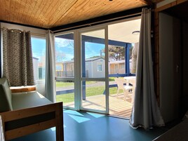 Chalé família, 2 quartos, terraço | Área de estar | Mesa de pingue-pongue