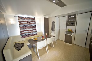 Family Mobile Home, 3 Bedrooms, Terrace | Private kitchenette | Fridge, microwave, stovetop, cookware/dishes/utensils - Camping La Dune (Vias)