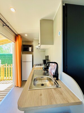 Comfort Mobile Home, 3 Bedrooms | Private kitchen | Fridge, microwave, stovetop, cookware/dishes/utensils - Camping La Dune (Vias)