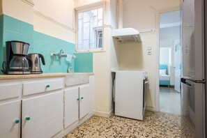 Acropolis View Paradise Apartment | Cozinha privada | Geladeira, cafeteira/chaleira, chaleira elétrica, torradeira
