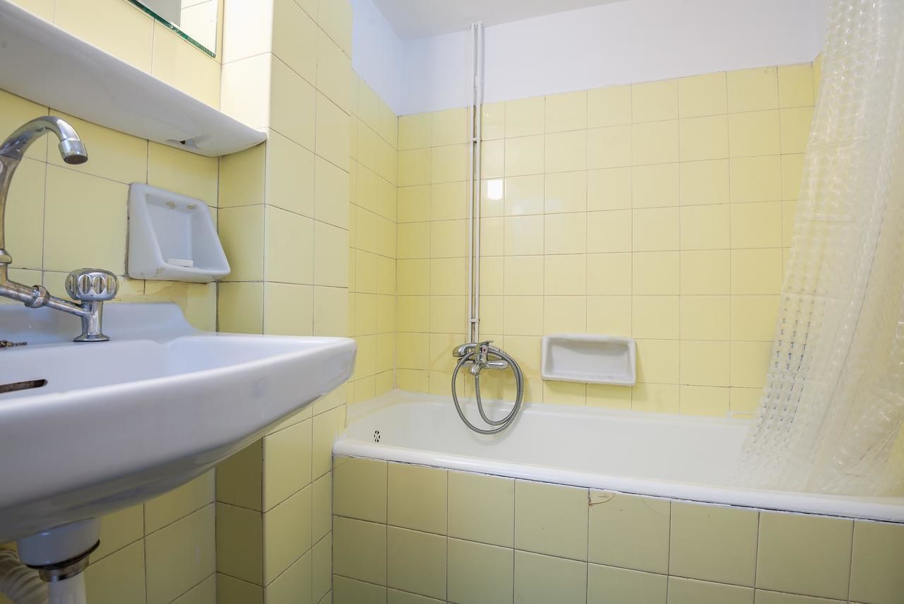 Acropolis View Paradise Apartment | Salle de bain | Douche, articles de toilette gratuits, sèche-cheveux