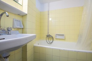 Acropolis View Paradise Apartment | Banheiro | Chuveiro, produtos de toalete grátis, secador de cabelo 