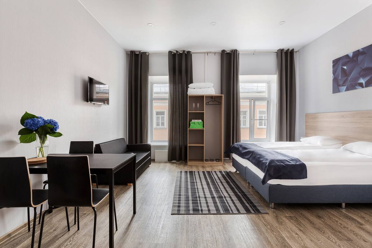 Family Apartment, Kitchenette | Desk, blackout drapes, soundproofing, free cribs/infant beds