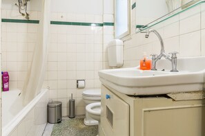 Apartment (Victoria Queens Paradise near Metro) | Bathroom