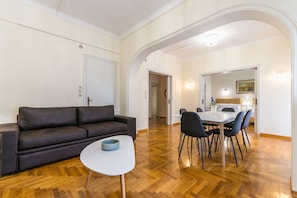 Apartment (Victoria Queens Paradise near Metro) | Living area