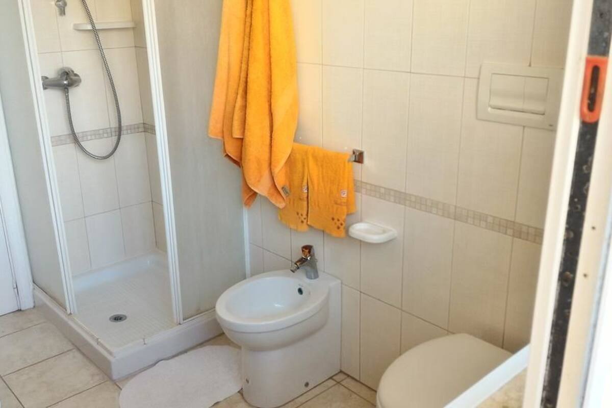 Shower, bidet, towels