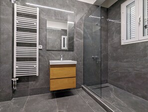 Apartemen (Victoria Grand Palace above Metro) | Kamar mandi | Bathtub besar dan handuk