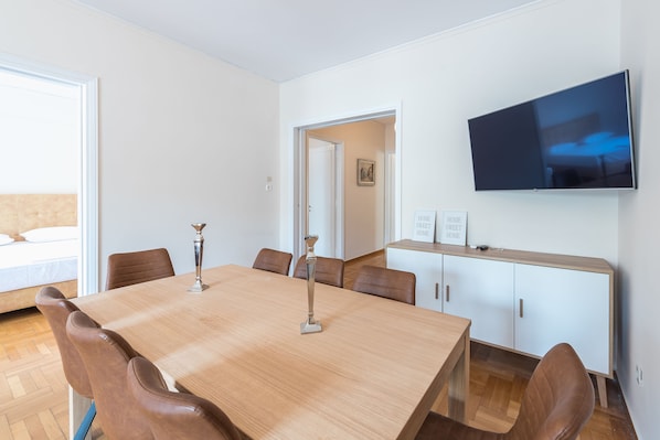 Appartement, 3 chambres | Restauration dans la chambre