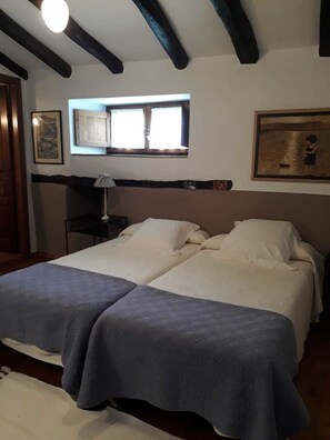 Kahden hengen huone | Työpöytä, ilmainen Wi-Fi, vuodevaatteet