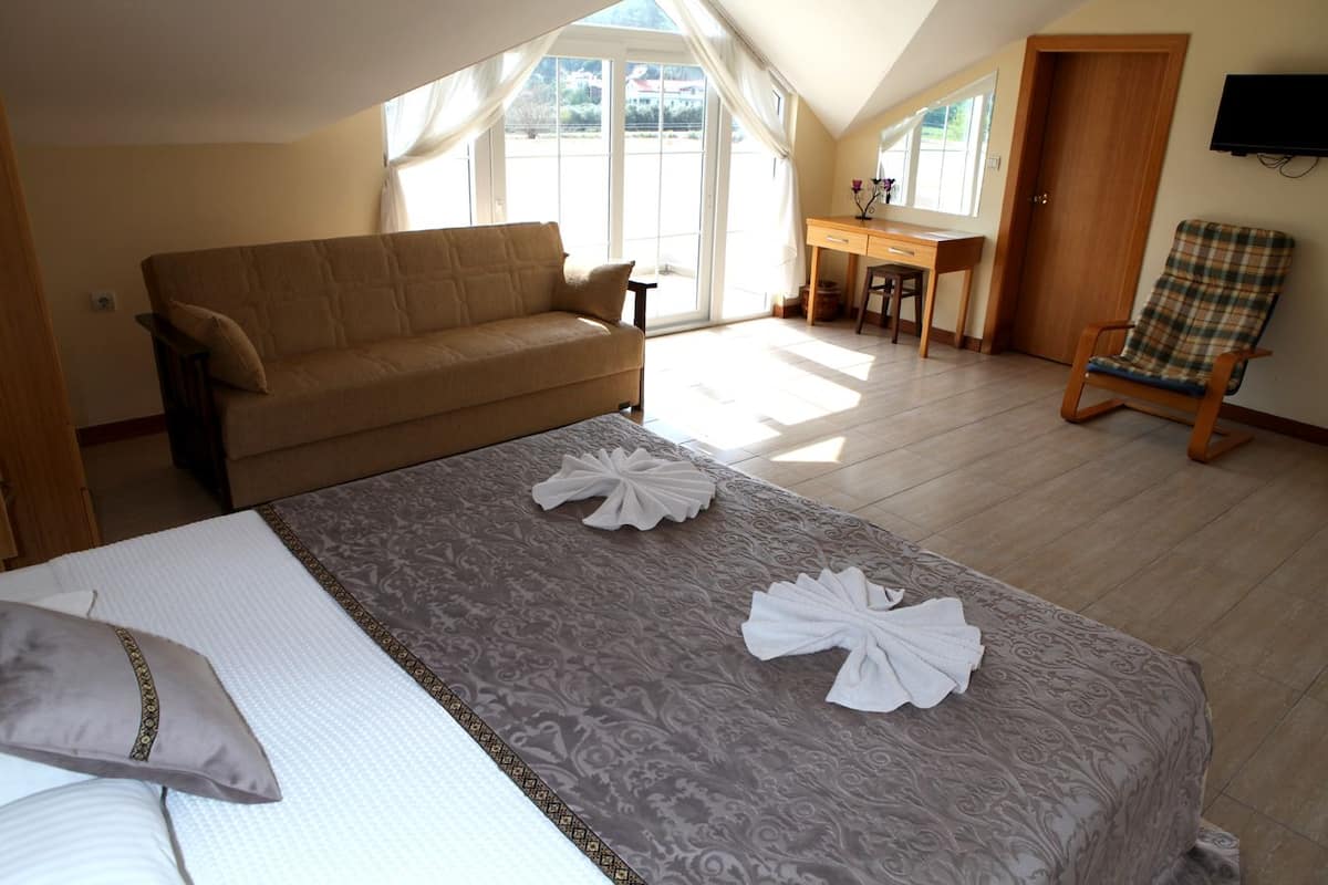 deluxe room, pool view | minibar, soundproofing, free cots/infant beds, free wifi