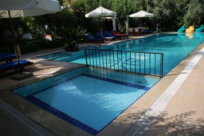 Seasonal outdoor pool, pool umbrellas, sun loungers - Hotel Dalos (Fethiye)