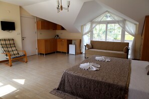 Habitación Deluxe, vista a la alberca | Minibar, insonorización, cunas gratuitas y wifi gratis 