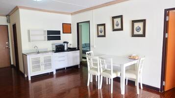 Two Bedrooms Apartment - Room 603 | Bếp nhỏ riêng | Tủ lạnh, lò vi sóng, bếp nấu, dụng cụ pha cà phê/trà