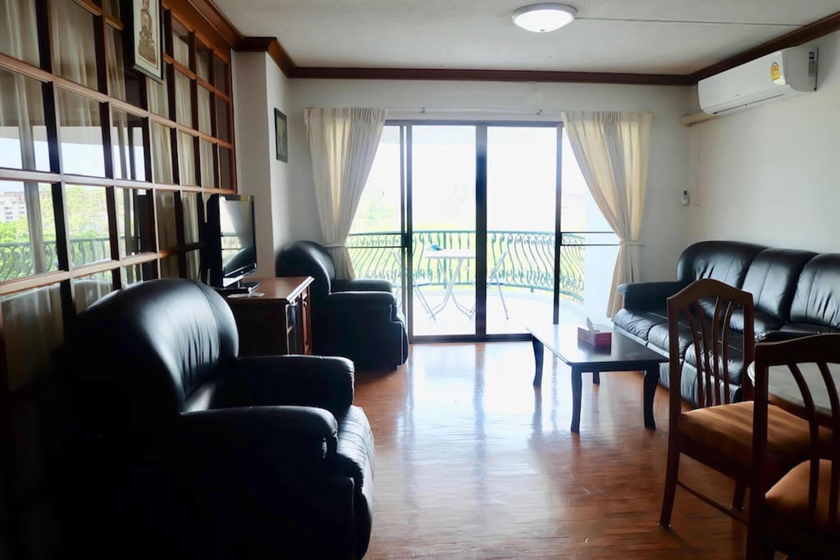 Family Apartment with Garden View - Room 912 | Living area | Flat-screen TV
