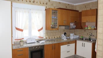 Frigorifero con congelatore, microonde, forno, piano cottura