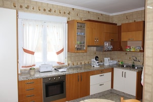 Full-size fridge, microwave, oven, stovetop