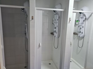 Dormitorio compartido económico | Baño | Regadera, amenidades de baño gratuitas, secadora de cabello, toallas 