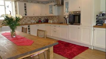 Family Cottage, 3 Bedrooms | 3 bedrooms, desk, iron/ironing board, free WiFi