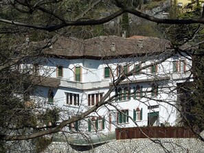 A white building with multiple windows and a balcony. - B&B Garden Belvedere (Nago-Torbole)