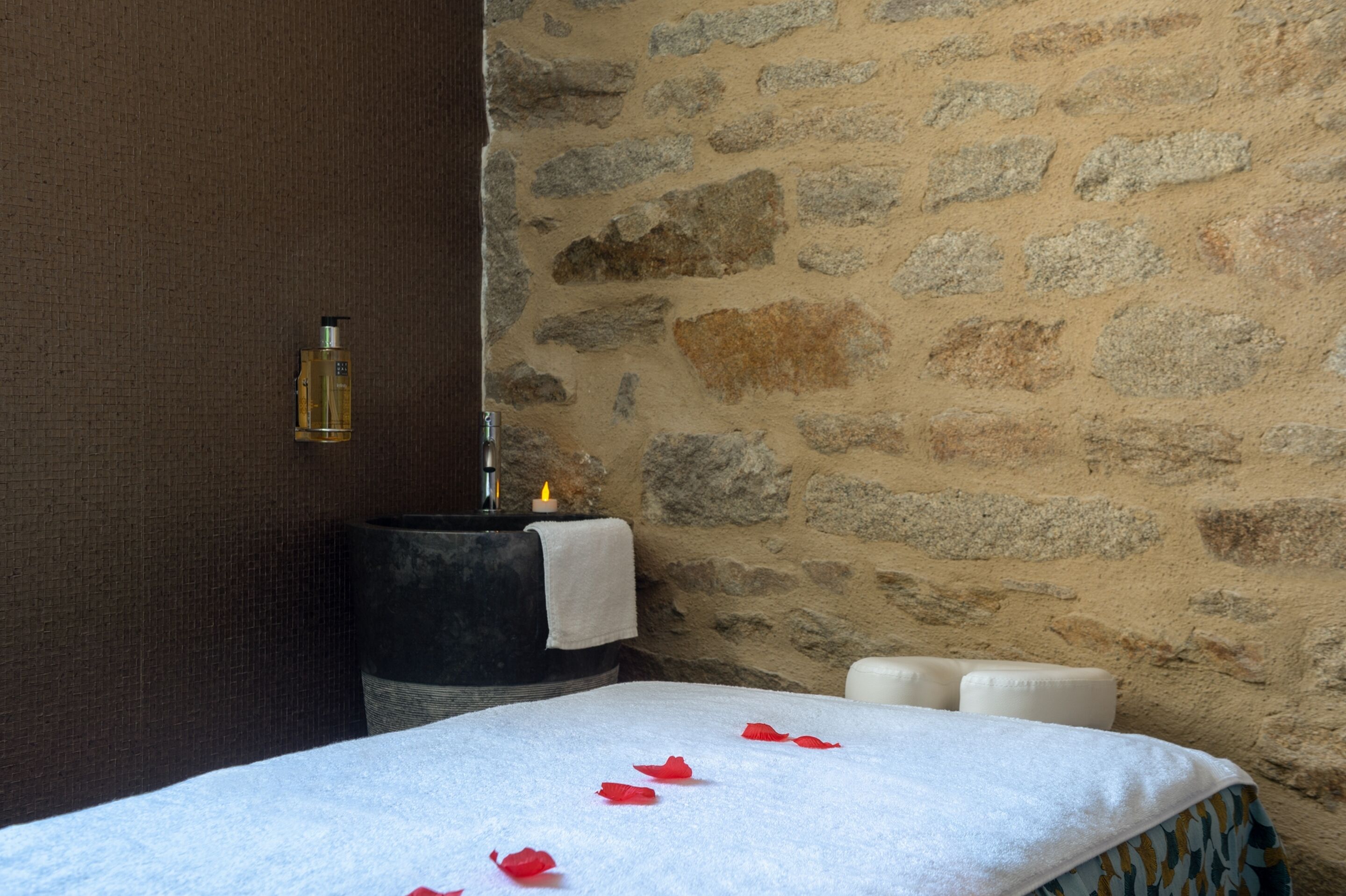 Sauna, bain à remous, hammam, massages des tissus profonds