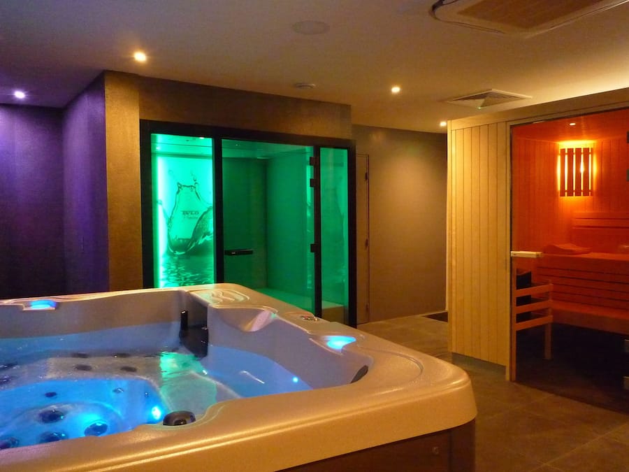 Indoor spa tub