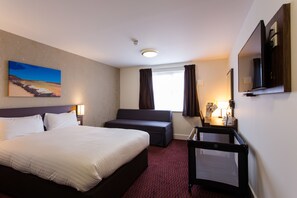 Bureau, chambres insonorisées, fer et planche à repasser