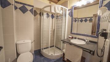 Phòng đôi | Phòng tắm | Buồng tắm vòi sen, đồ dùng nhà tắm miễn phí, máy sấy tóc, khăn tắm