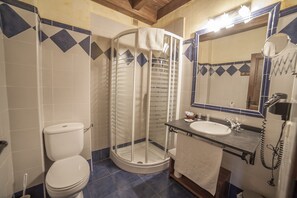 Habitación doble | Baño | Regadera, amenidades de baño gratuitas, secadora de cabello, toallas 